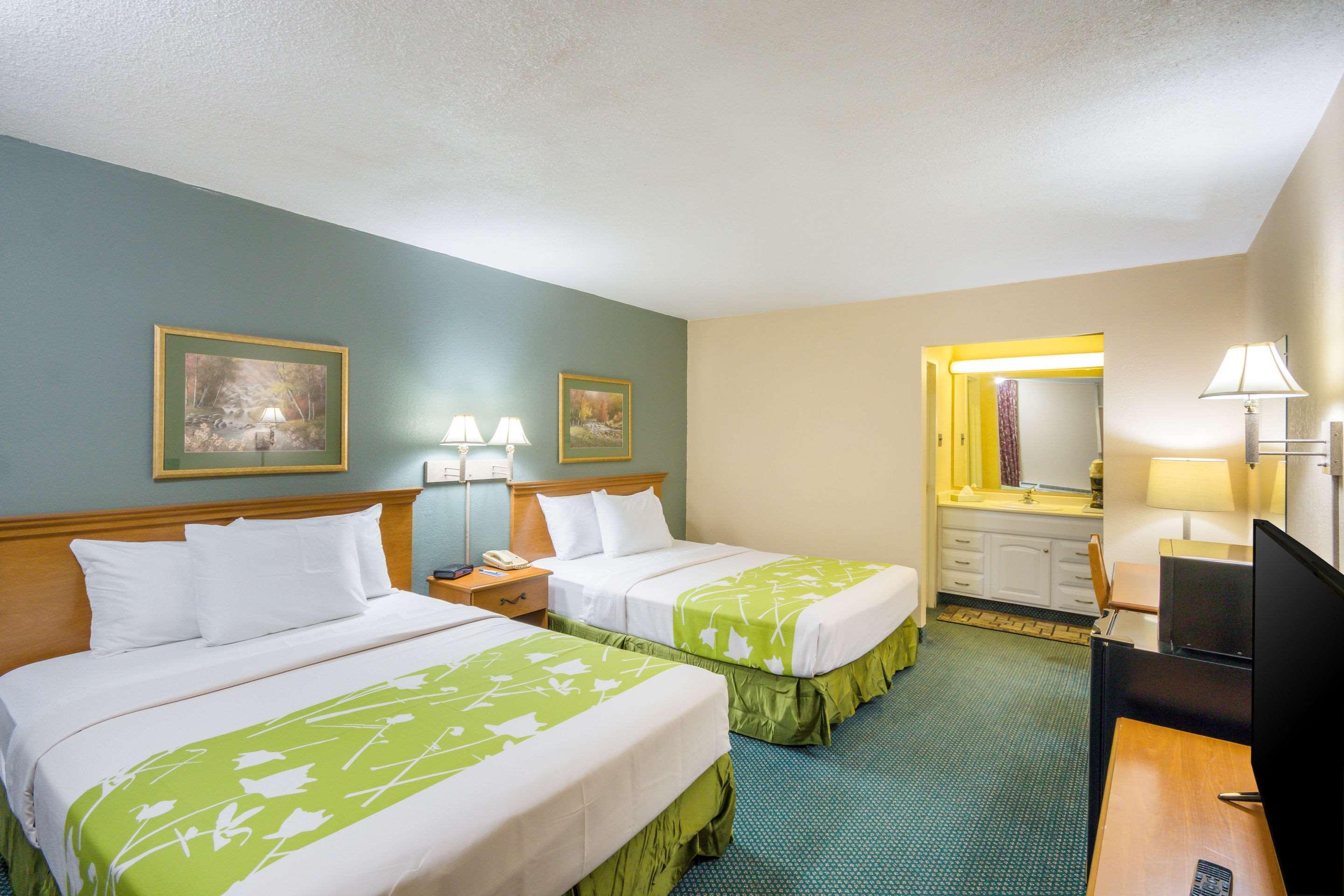 Rodeway Inn And Suites Portsmouth Exterior photo