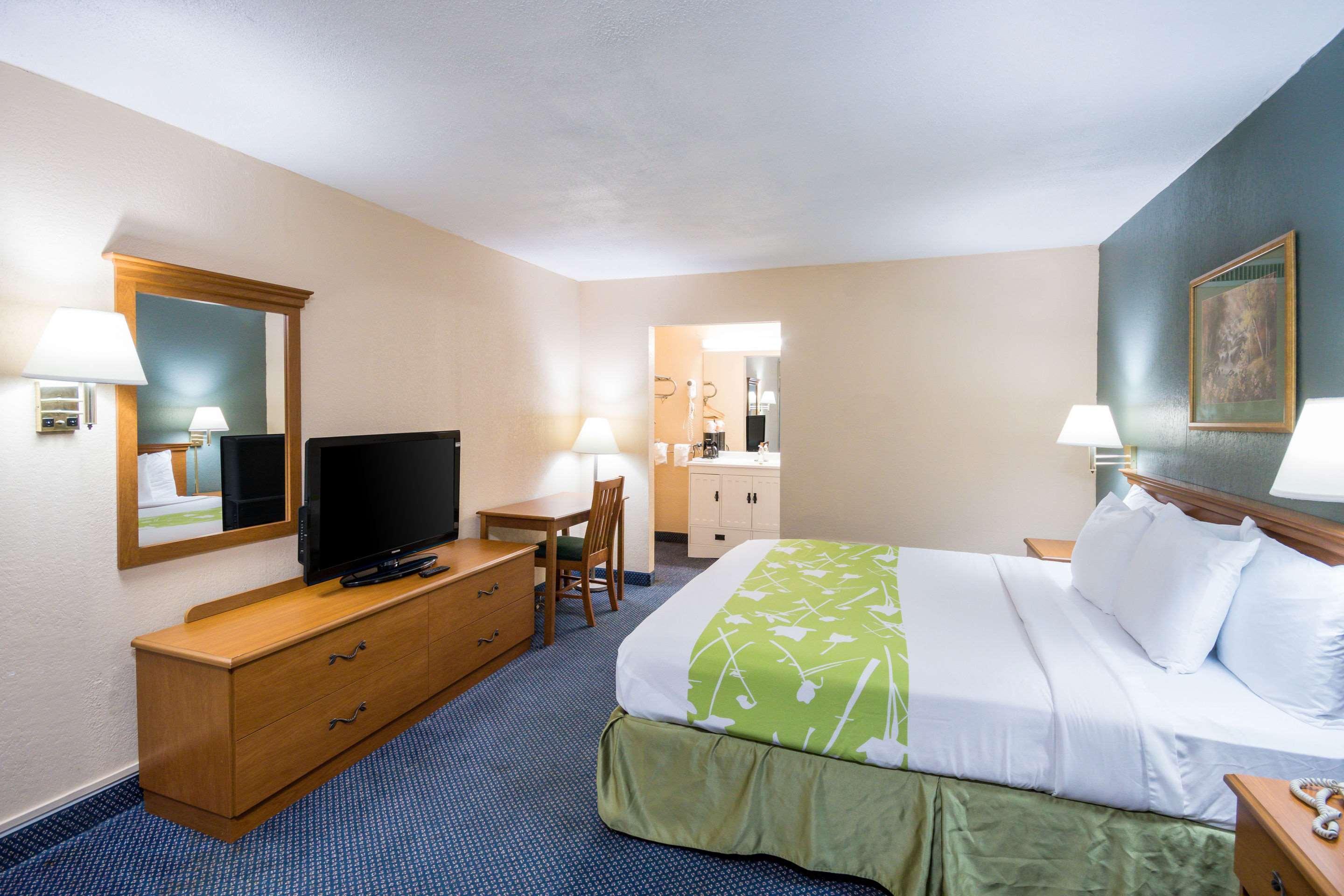 Rodeway Inn And Suites Portsmouth Exterior photo