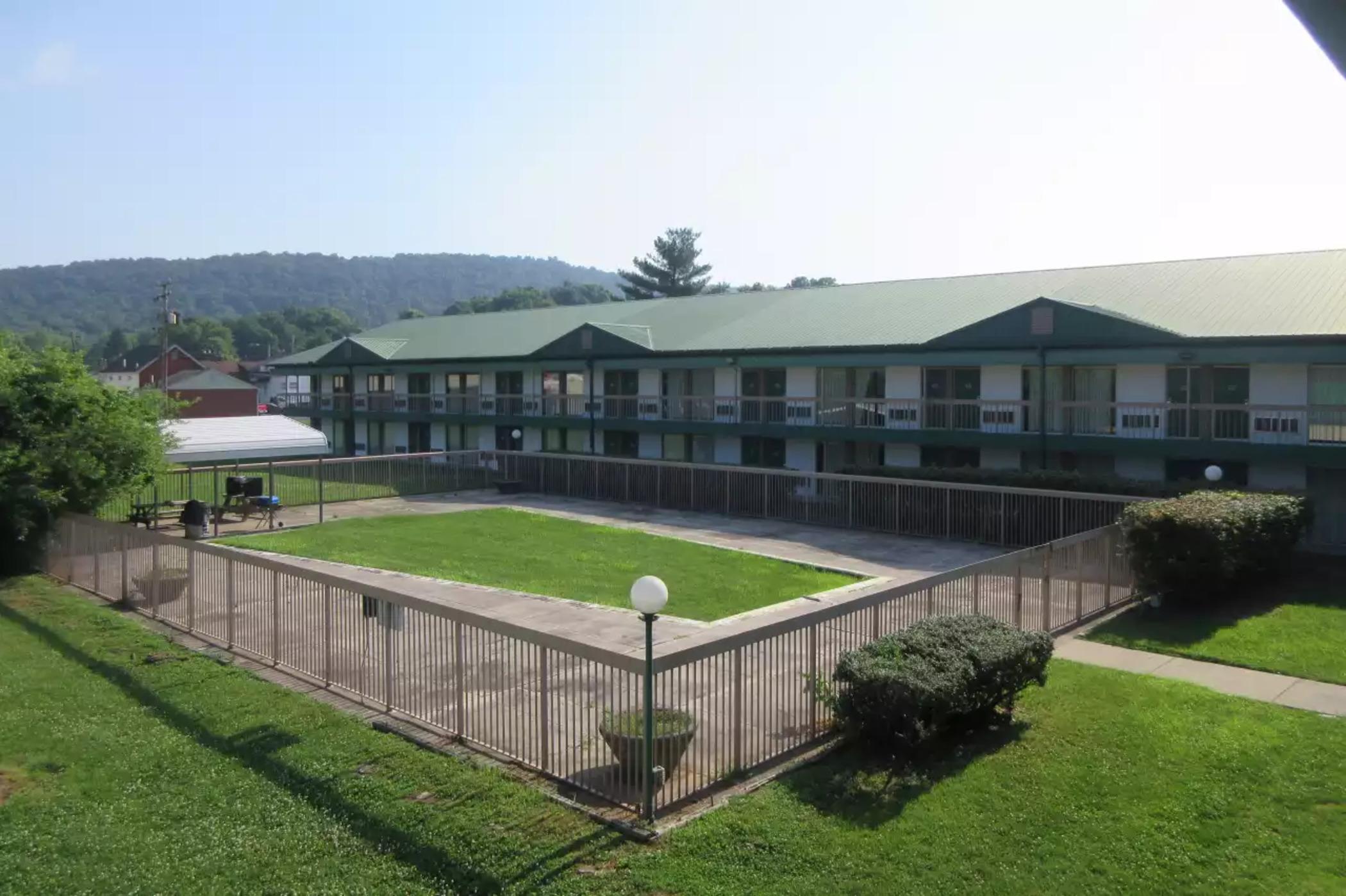 Rodeway Inn And Suites Portsmouth Exterior photo
