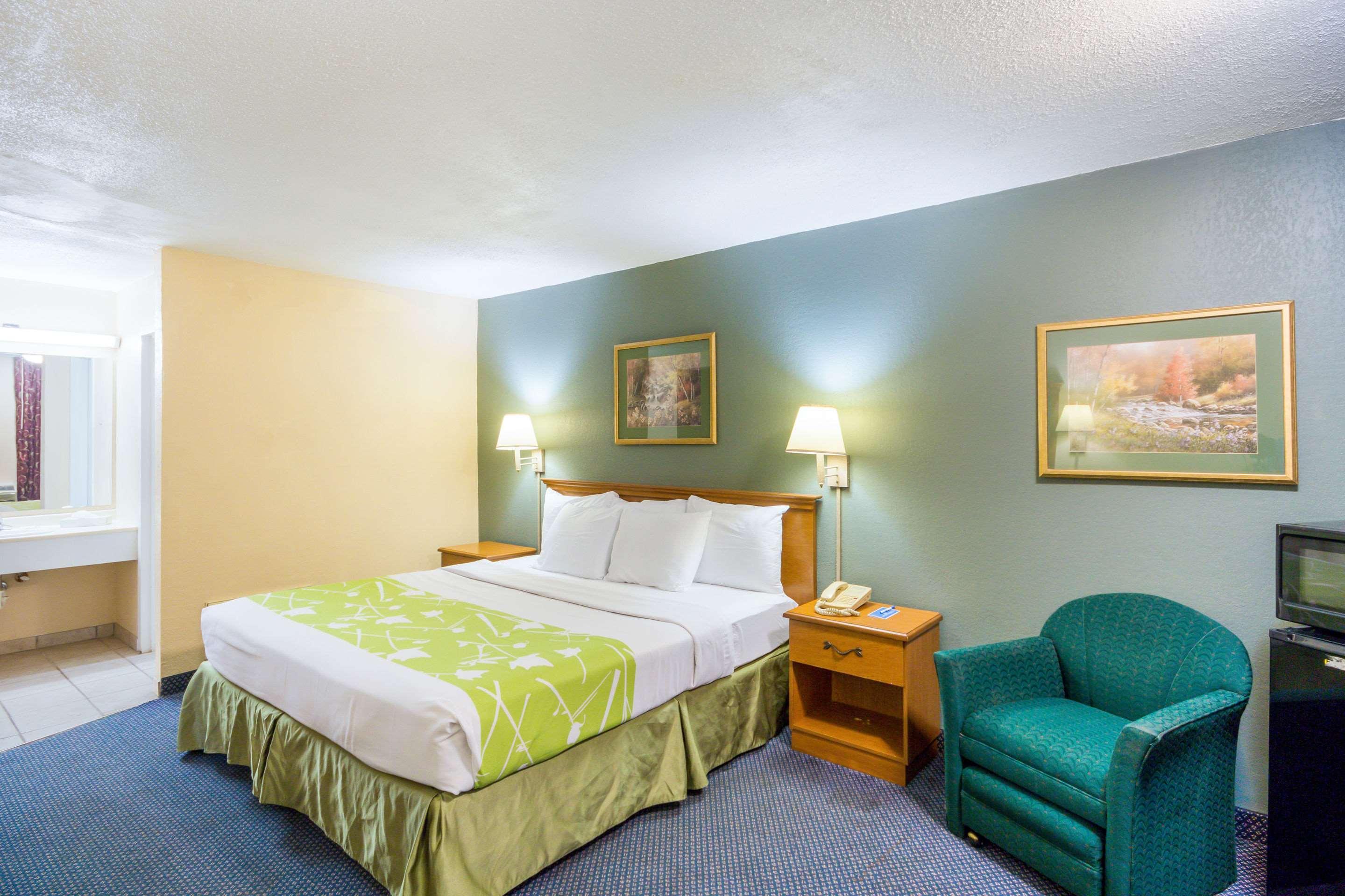 Rodeway Inn And Suites Portsmouth Exterior photo