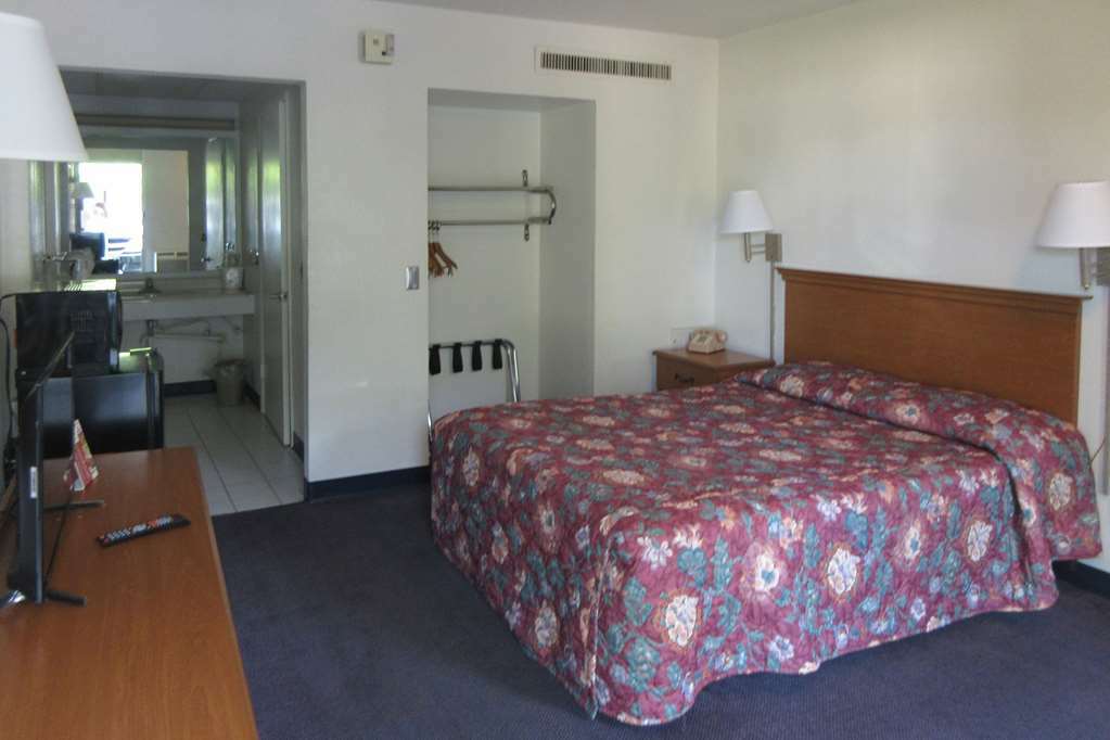 Rodeway Inn And Suites Portsmouth Room photo
